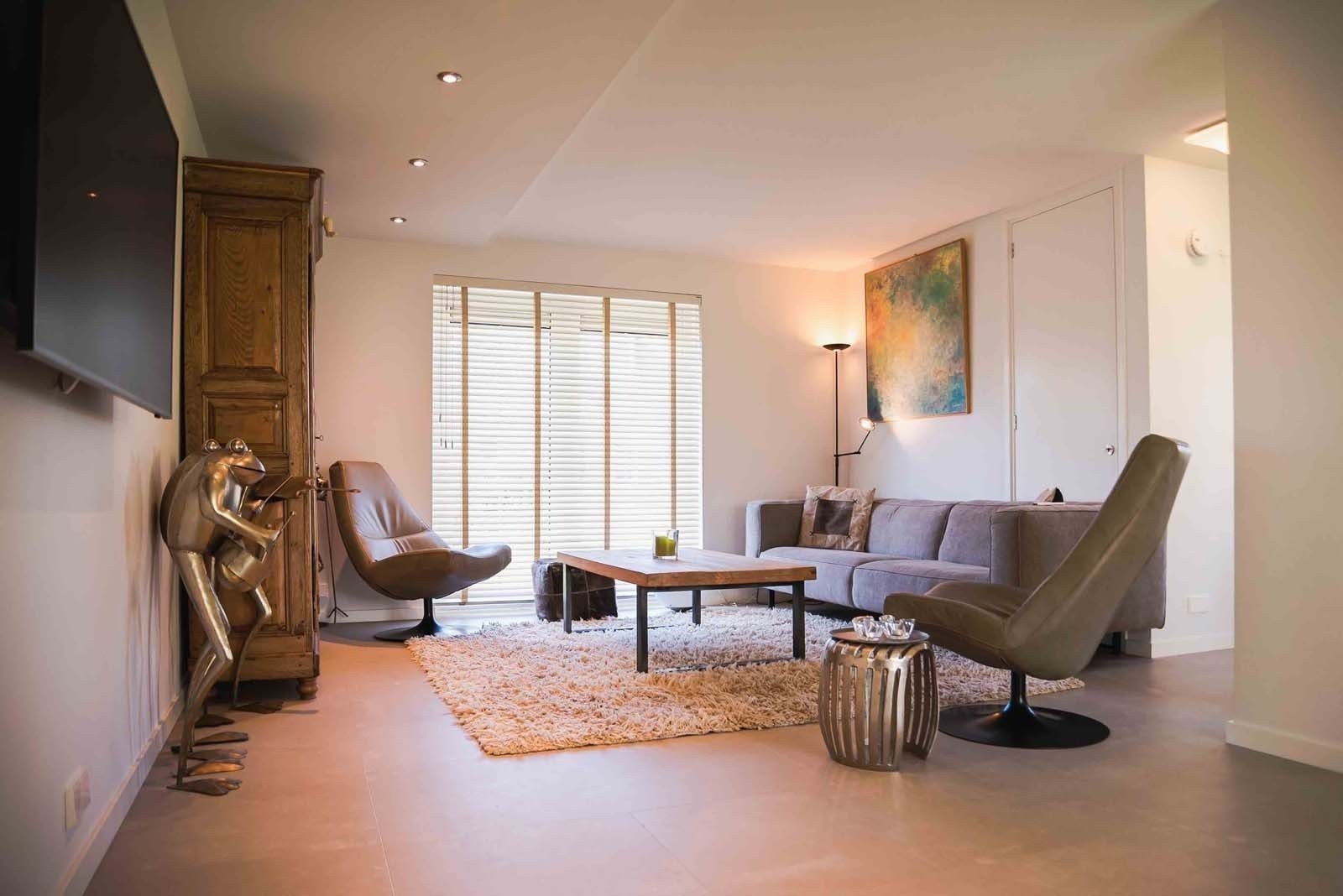 Woonkamer bij luxe vakantiehuis in Zeeland