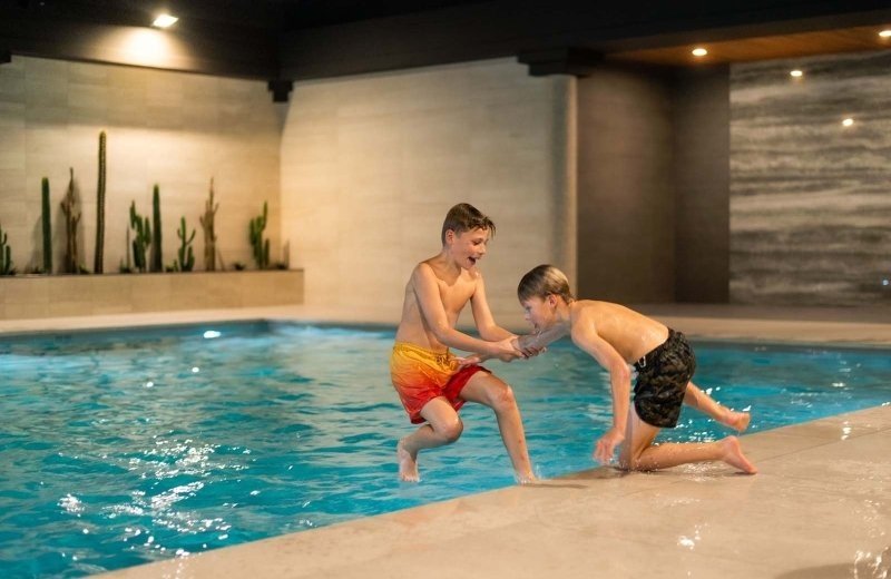 Stefanigetsfit 18 spelen in het zwembad