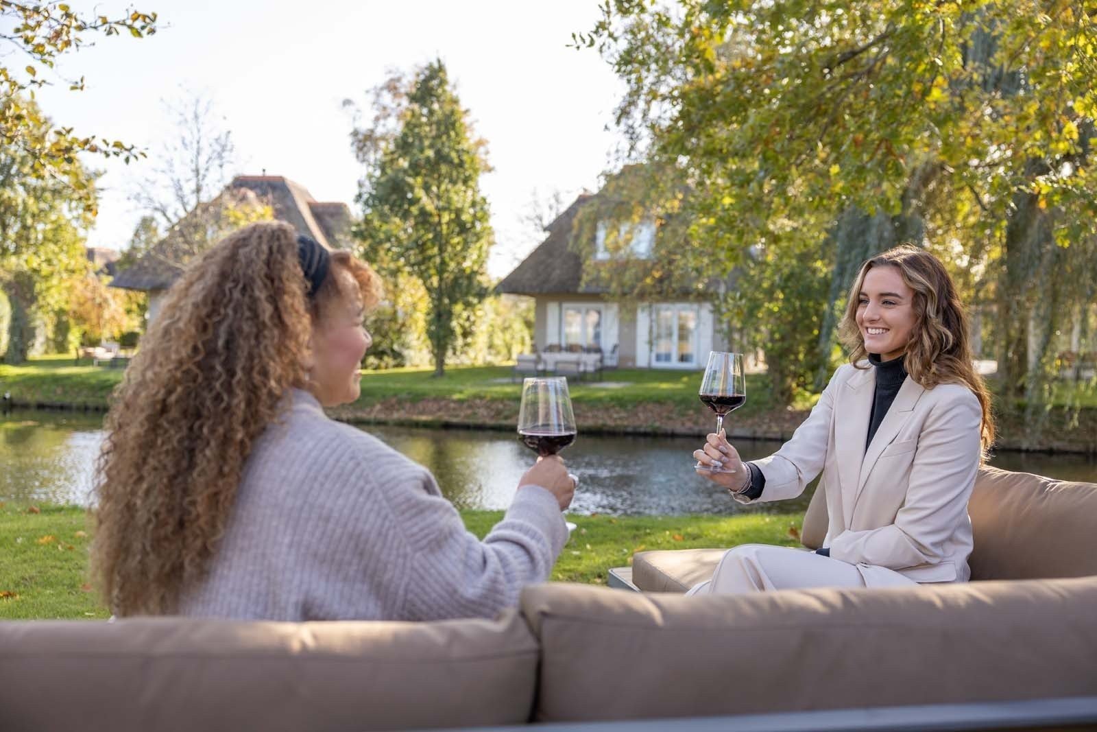 Twee mensen buiten op vakantiepark bij Rotterdam